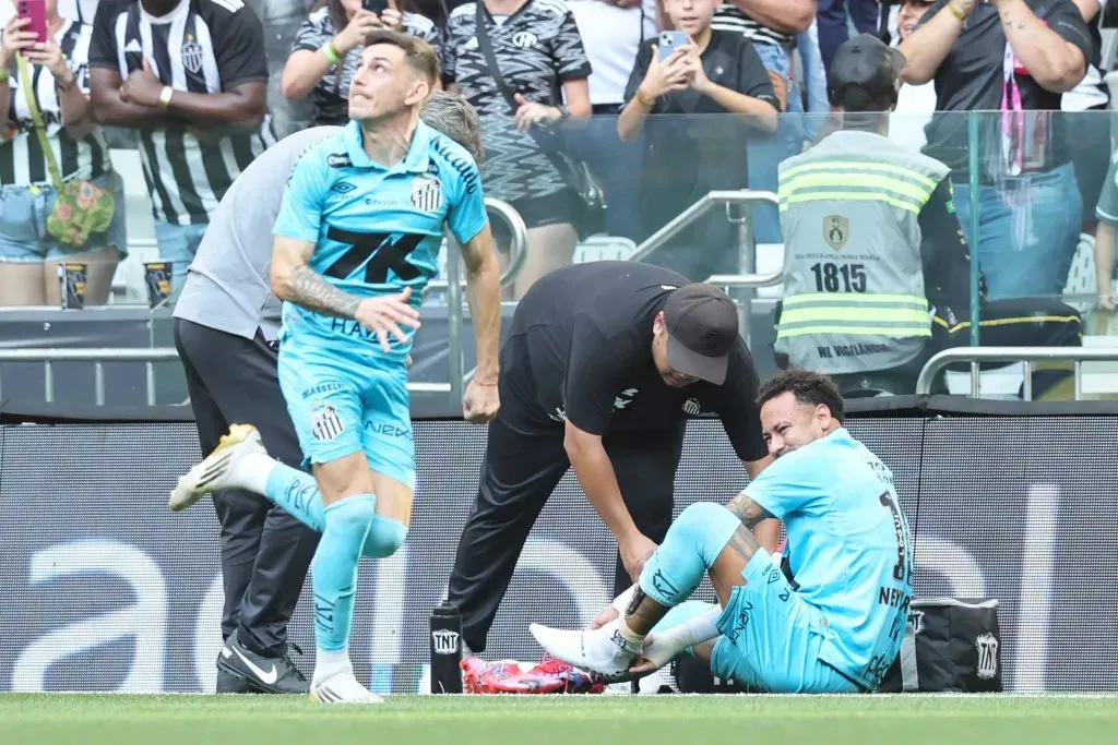 Neymar convive com lesões no Santos - Foto: Gilson Lobo/AGIF.