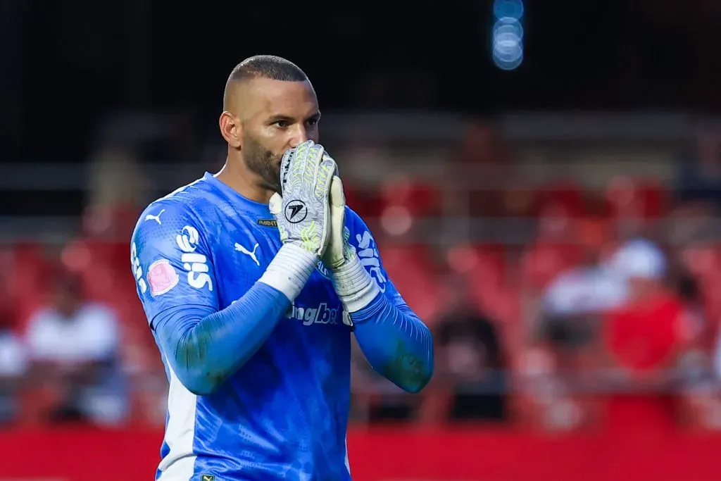Weverton, com fissura não mao direita, é o único pendurado do Palmeiras para semifinal da Libertadores – Foto: Marcello Zambrana/AGIF