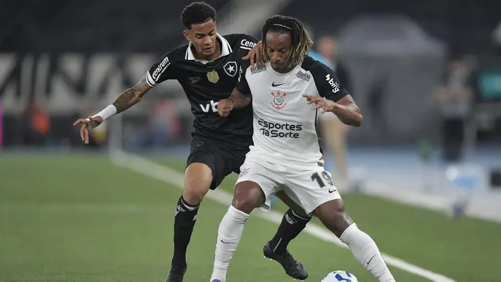 RJ – RIO DE JANEIRO – 26/07/2025 – BRASILEIRO A 2025, BOTAFOGO X CORINTHIANS – Newton jogador do Botafogo disputa lance com Andre Carrillo jogador do Corinthians durante partida no estadio Engenhao pelo campeonato Brasileiro A 2025. Foto: Thiago Ribeiro/AGIF