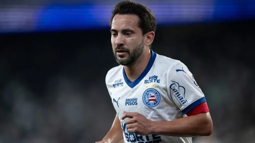 Everton Ribeiro pelo Brasileirão. Foto: Jorge Rodrigues/AGIF