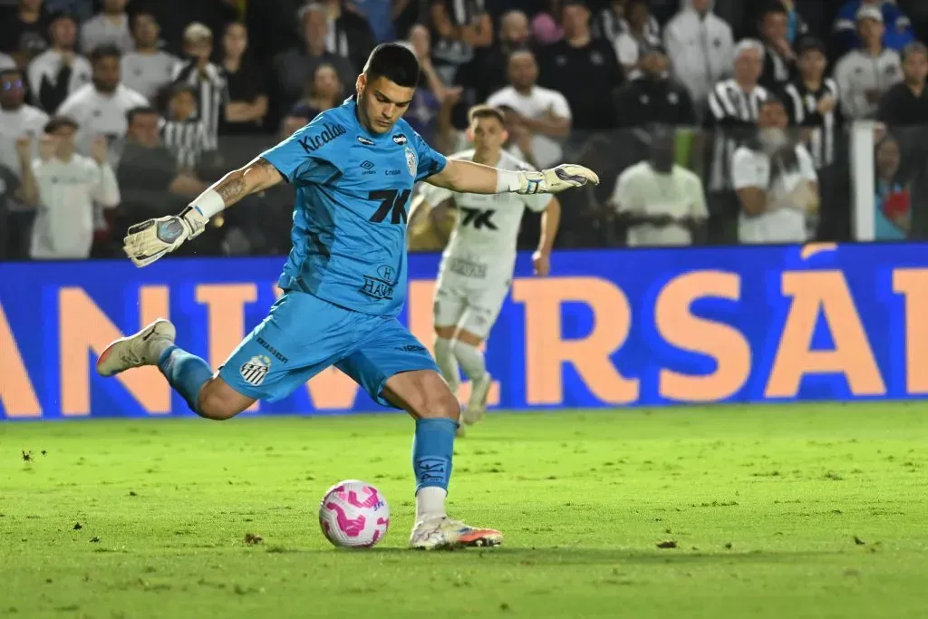 Brazão durante partida pelo Santos. Foto: Jota Erre/AGIF
