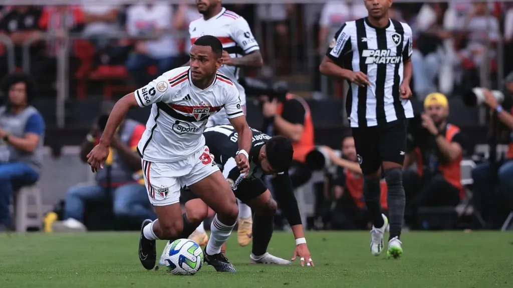 Juan jogador do Sao Paulo durante partida contra o Botafogo no estadio Morumbi pelo campeonato Brasileiro A 2023. Foto: Ettore Chiereguini/AGIF