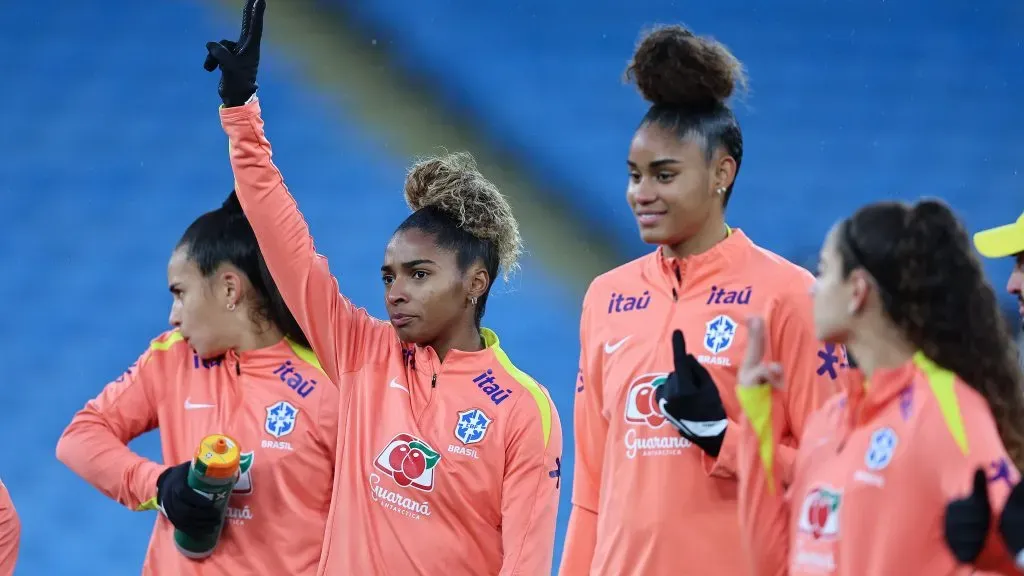 Elenco da Seleção Feminina em campo