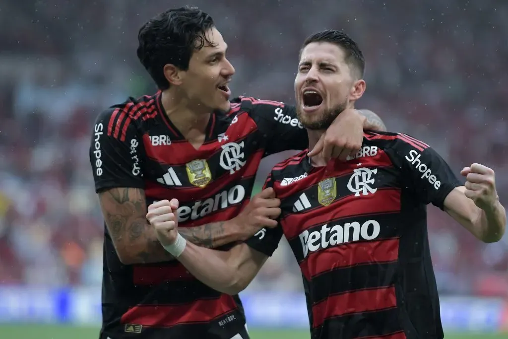 Jorginho jogador do Flamengo comemora seu gol com Pedro jogador da sua equipe durante partida contra o Palmeiras no estadio Maracana pelo campeonato Brasileiro A 2025. Foto: Thiago Ribeiro/AGIF