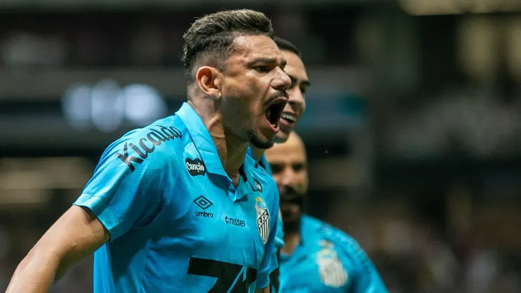 Tiquinho Soares jogador do Santos comemora seu gol durante partida contra o Atletico-MG no estadio Arena MRV pelo campeonato Brasileiro A 2025. Foto: Fernando Moreno/AGIF