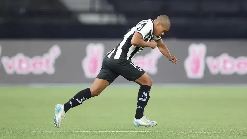 Huguinho, jogador do Botafogo, em partida contra o Volta Redonda no Nilton Santos (Foto: Vitor Silva/Botafogo)