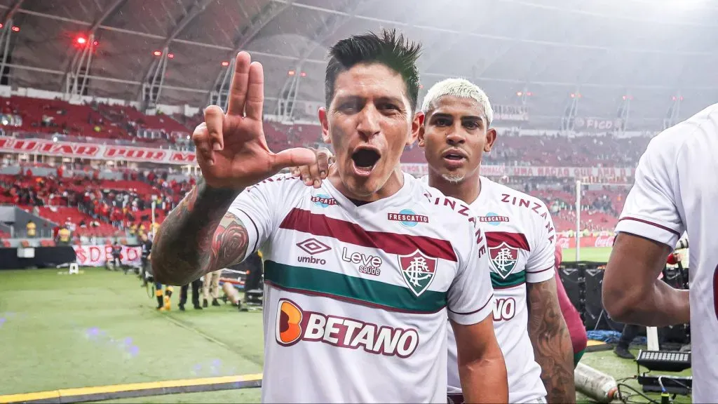 German Cano e John Kennedy jogadores do Fluminense comemoram vitoria ao final da partida contra o Internacional no estadio Beira-Rio pelo campeonato Libertadores 2023. Foto: Maxi Franzoi/AGIF