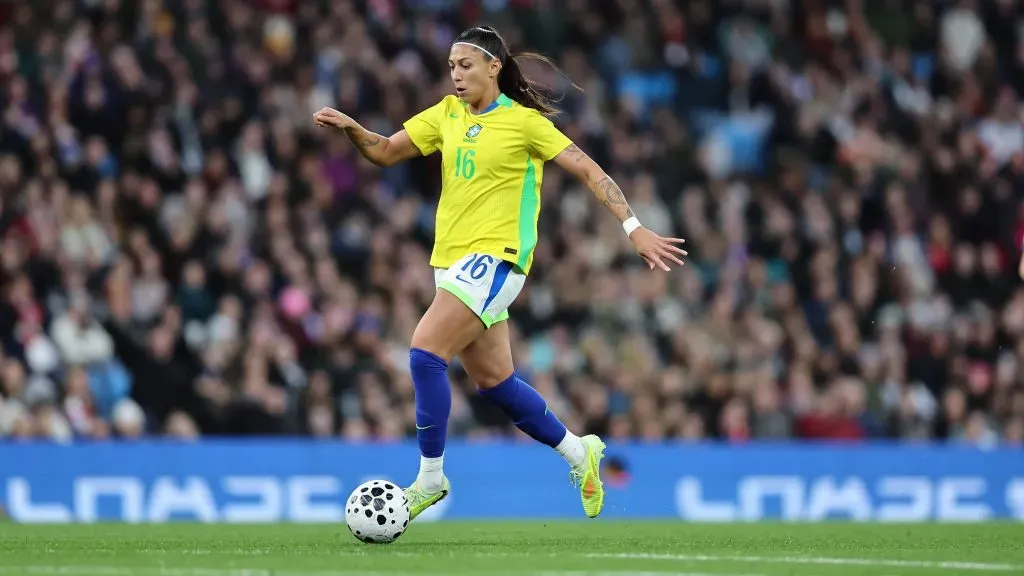 Bia Zaneratto comemora gol contra a Inglaterra