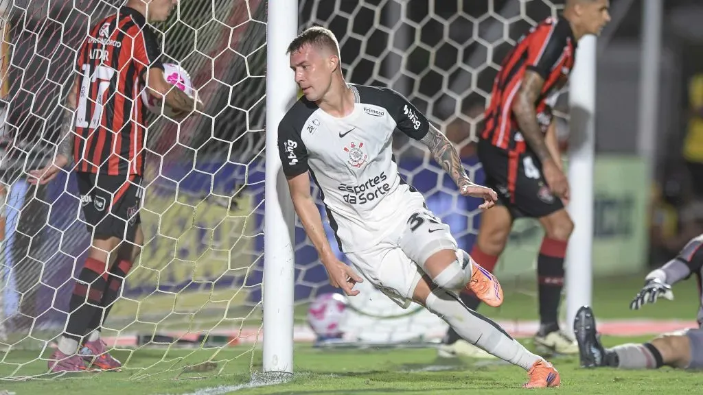 Charles jogador do Corinthians comemora seu gol com jogadores do seu time durante partida contra o Vitoria no estadio Barradao pelo campeonato Brasileiro A 2025. Foto: Jhony Pinho/AGIF