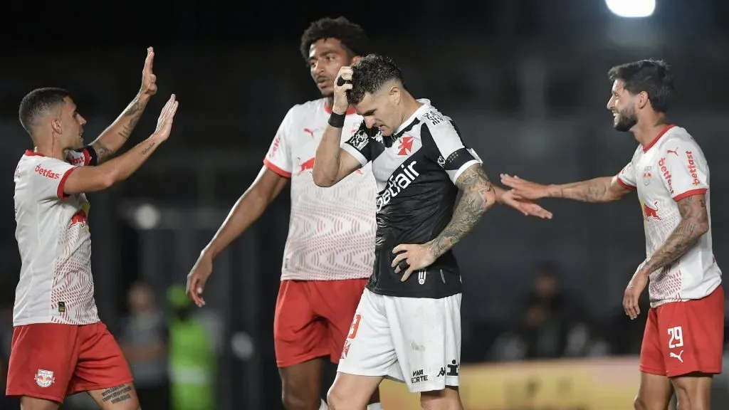 Vegetti durante o último duelo entre Vasco e RB Bragantino – Foto: Thiago Ribeiro/AGIF