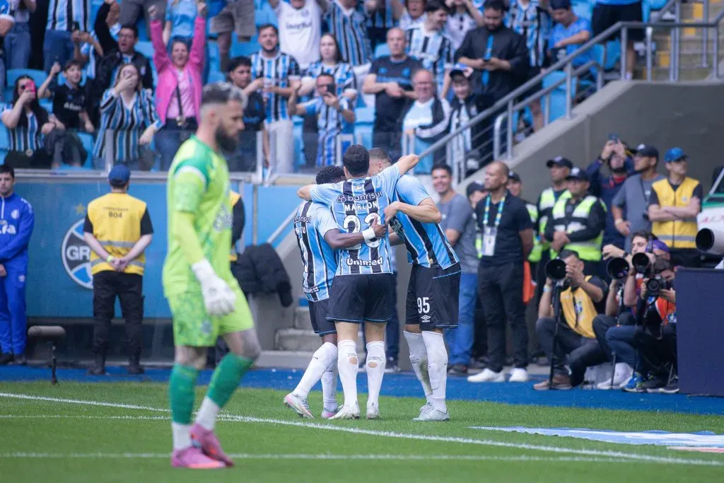 Carlos Vinicius jogador do Grêmio comemora seu gol com jogadores do seu time durante partida contra o Juventude – Foto: Maxi Franzoi/AGIF