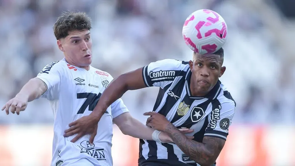 Danilo jogador do Botafogo disputa lance com Rollheiser jogador do Santos durante partida no estadio Engenhao pelo campeonato Brasileiro A 2025. Foto: Thiago Ribeiro/AGIF