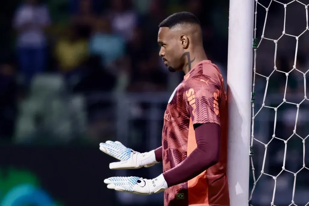 Carlos Miguel antes da cobrança da falta. Foto: Marcello Zambrana/AGIF