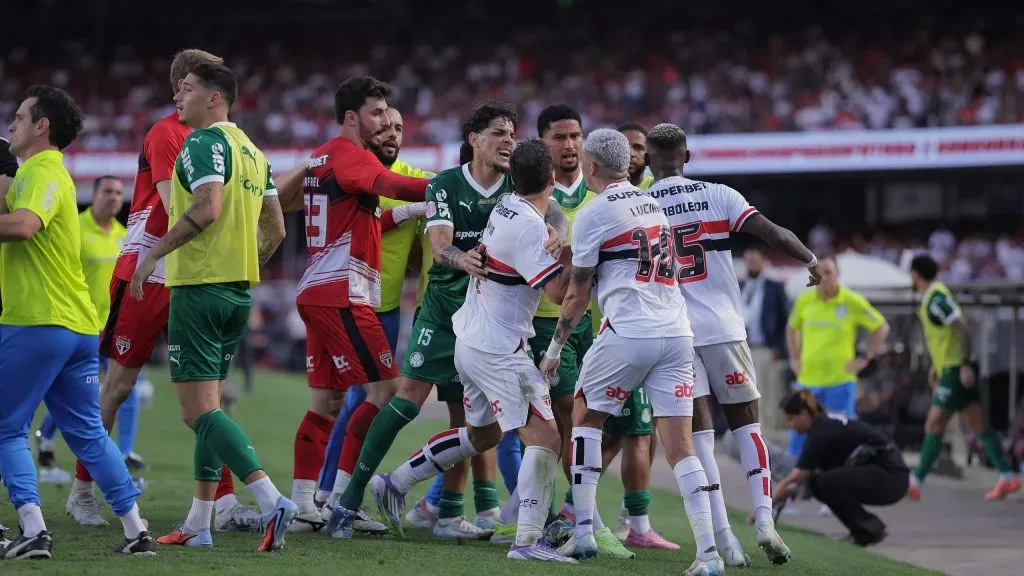Tumulto entre jogadores do São Paulo e jogadores do Palmeiras durante partida no Morumbis pelo campeonato Brasileiro . Foto: Ettore Chiereguini/AGIF