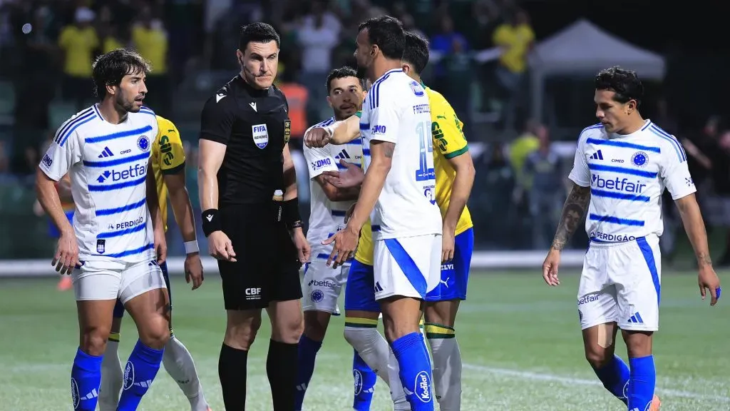 Jogadores do Cruzeiro reclamaram muito com o árbitro Rafael Klein – Foto: Ettore Chiereguini/AGIF