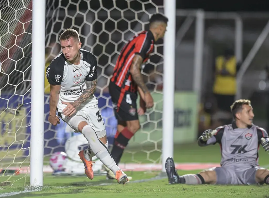 Charles fez o gol que garantiu o resultado positivo ao Corinthians - Foto: Jhony Pinho/AGIF.