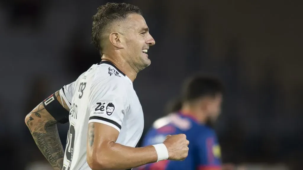 Vegetti comemorando pelo Vasco contra o Bragantino – Foto: Anderson Romão/AGIF