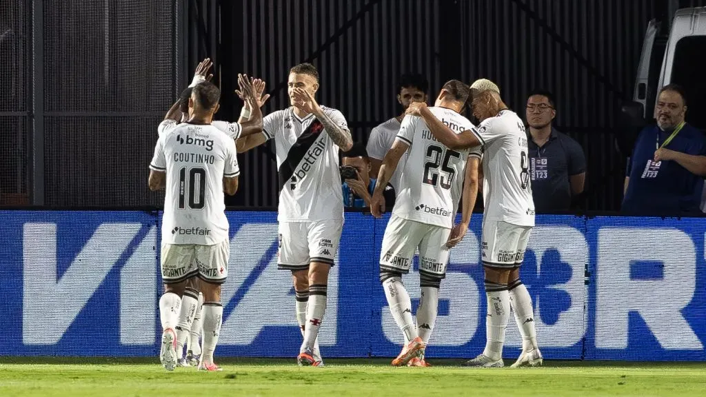 Vegetti jogador do Vasco comemora seu gol durante partida contra o Bragantino no estadio Cicero De Souza Marques pelo campeonato Brasileiro A 2025. Foto: Joisel Amaral/AGIF