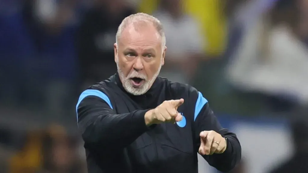 Mano chamou Monsalve para uma conversa táticaFoto: Gilson Lobo/AGIF