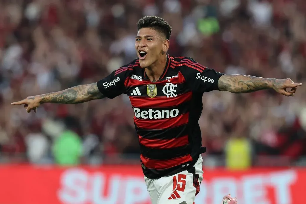Jorge Carrascal do Flamengo comemorando seu gol diante do Vasco da Gama pelo Brasileirão 2025 – (Photo by Wagner Meier/Getty Images)