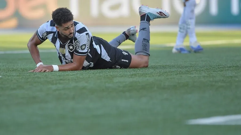 Chris Ramos jogador do Botafogo durante partida contra o Santos no estadio Engenhao pelo campeonato Brasileiro A 2025. Foto: Thiago Ribeiro/AGIF
