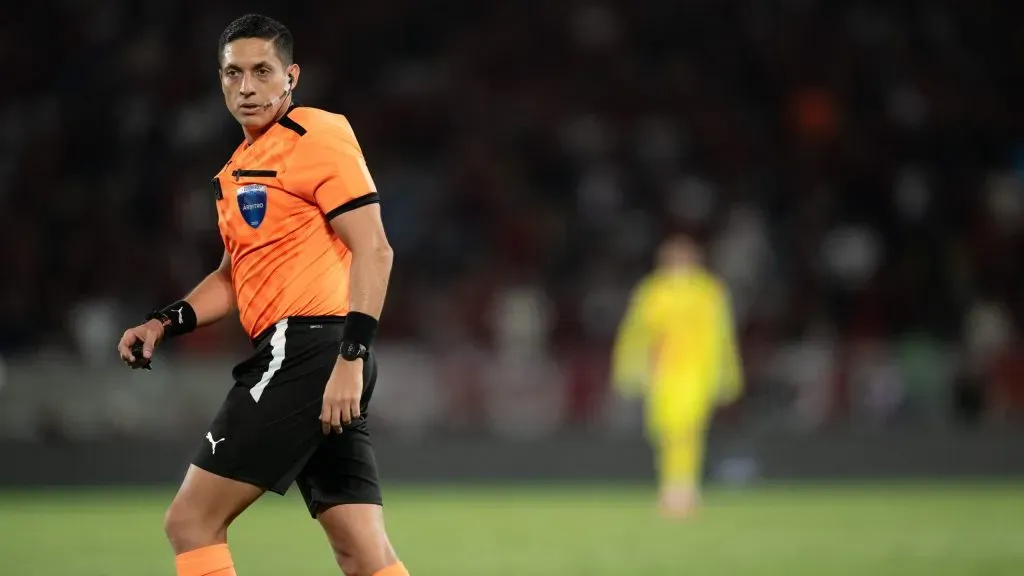 RJ – RIO DE JANEIRO – 22/10/2025 – COPA LIBERTADORES 2025, FLAMENGO X RACING – O arbitro Jesus Valenzuela durante partida entre Flamengo e Racing no estadio Maracana pelo campeonato Copa Libertadores 2025. Foto: Jorge Rodrigues/AGIF