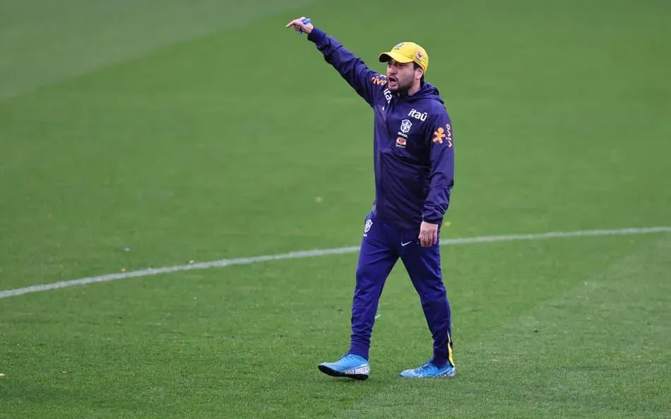 Arthur Elias comandando a Seleção brasileira. Foto: Lívia Villas Boas/CBF