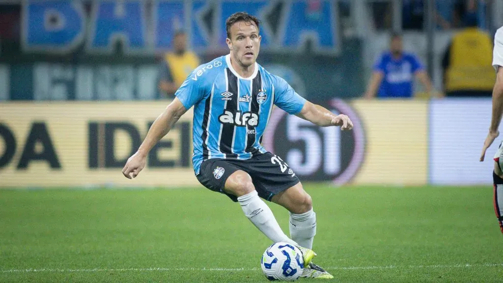 Arthur vem chamando atenção de Ancelotti para a Seleção – Foto: Maxi Franzoi/AGIF