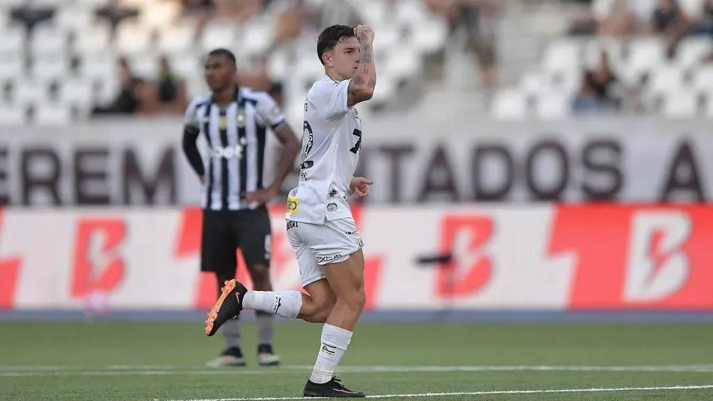 Barreal jogador do Botafogo comemora seu gol durante partida contra o Santos no estadio Engenhao pelo campeonato Brasileiro A 2025. Foto: Thiago Ribeiro/AGIF