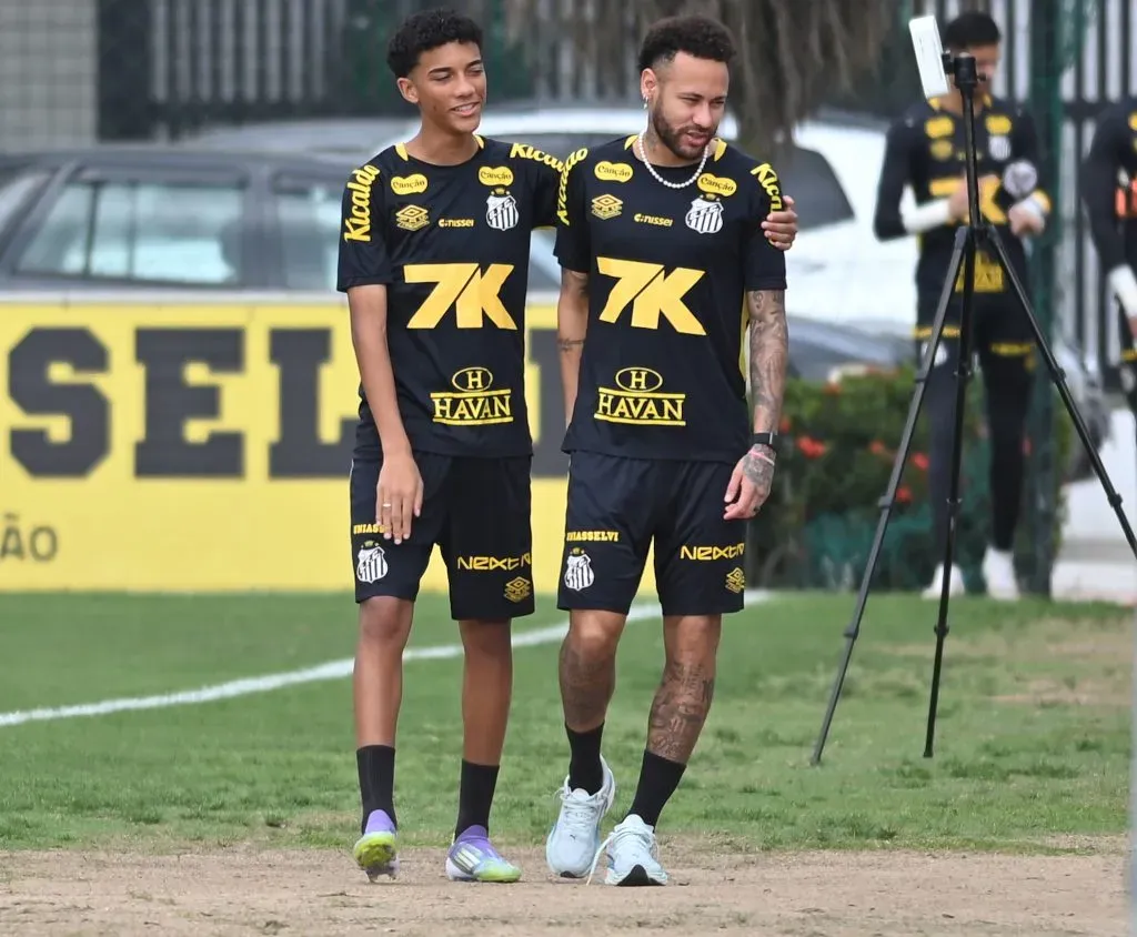 Neymar durante um treino ao lado de Robinho Júnior. Foto: Jota Erre/AGIF