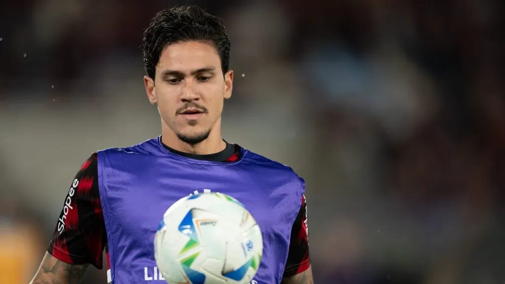 RJ – RIO DE JANEIRO – 22/10/2025 – COPA LIBERTADORES 2025, FLAMENGO X RACING – Pedro jogador do Flamengo durante aquecimento antes da partida contra o Racing no estadio Maracana pelo campeonato Copa Libertadores 2025. Foto: Jorge Rodrigues/AGIF