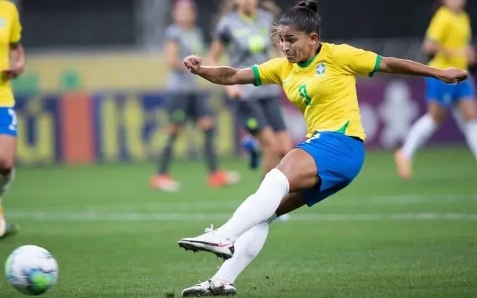 Debinha atuando pela Seleção. Foto: Divulgação/CBF
