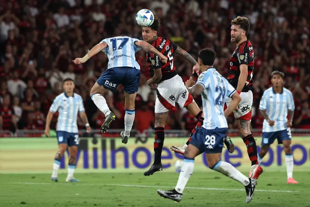 Erick Pulgar do Flamengo cabeceando em partida contra o Racing Club – (Photo by Wagner Meier/Getty Images)