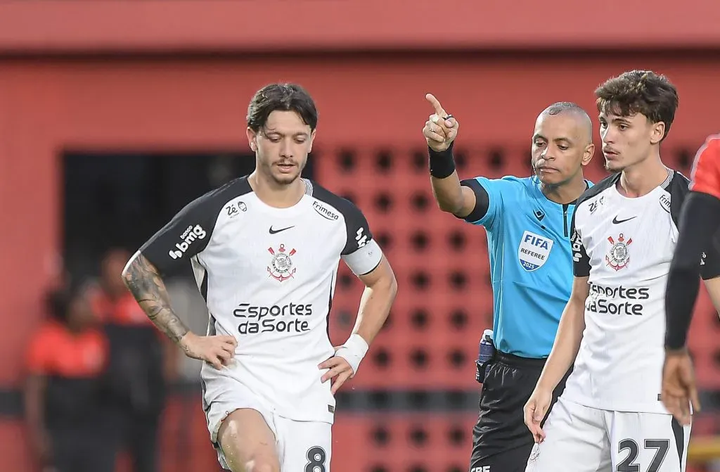 O árbitro Wilton Pereira Sampaio durante partida entre Vitoria e Corinthians no estadio Barradao pelo campeonato Brasileiro A 2025. Foto: Jhony Pinho/AGIF