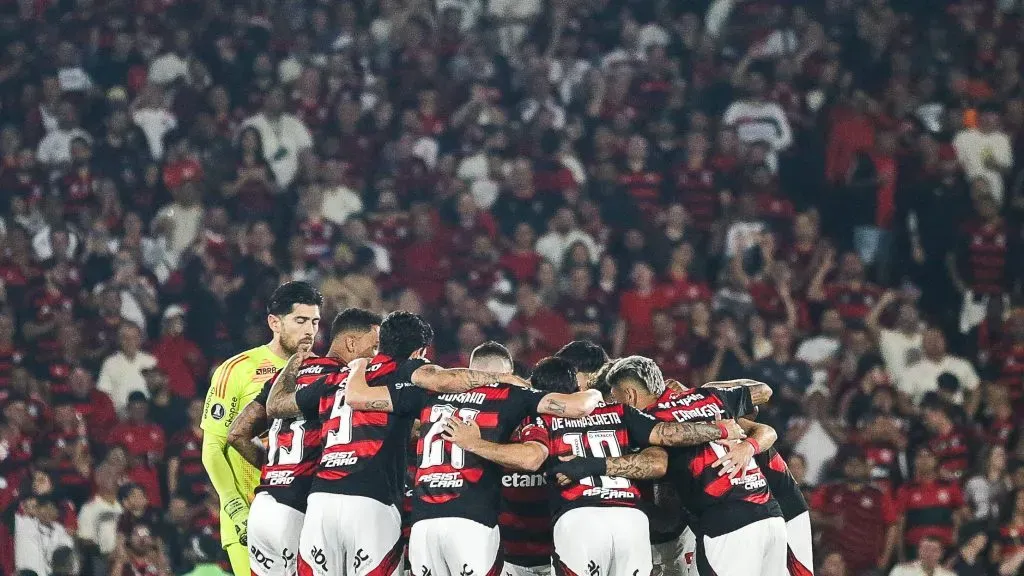 Equipe do Mengão com torcida de fundo no Maracanã. Foto: GILVAN DE SOUZA/FLAMENGO