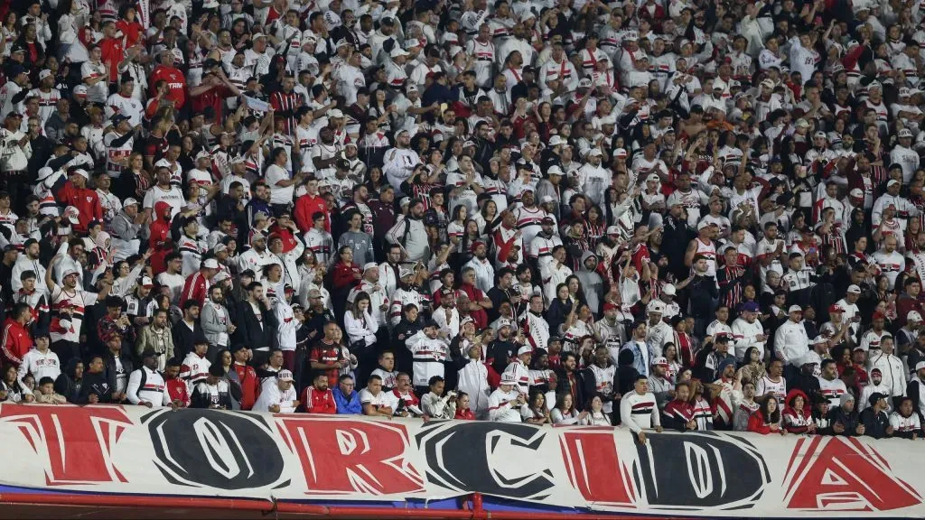 Torcida do São Paulo vai precisar comparecer na Vila Belmiro - Foto: Marlon Costa/AGIF.