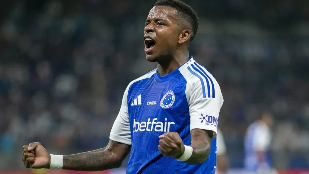 Keny Arroyo, jogador do Cruzeiro, durante partida contra o Fortaleza no estadio Mineirao pelo campeonato Brasileiro A 2025. Foto: Fernando Moreno/AGIF
