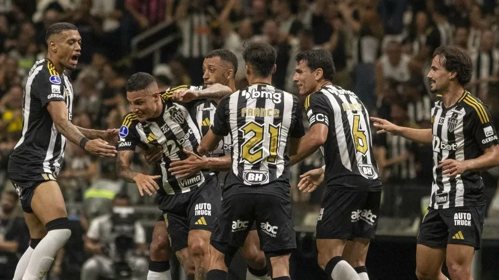 Atletas comemorando um dos gols do jogo. Foto: Fernando Moreno/AGIF