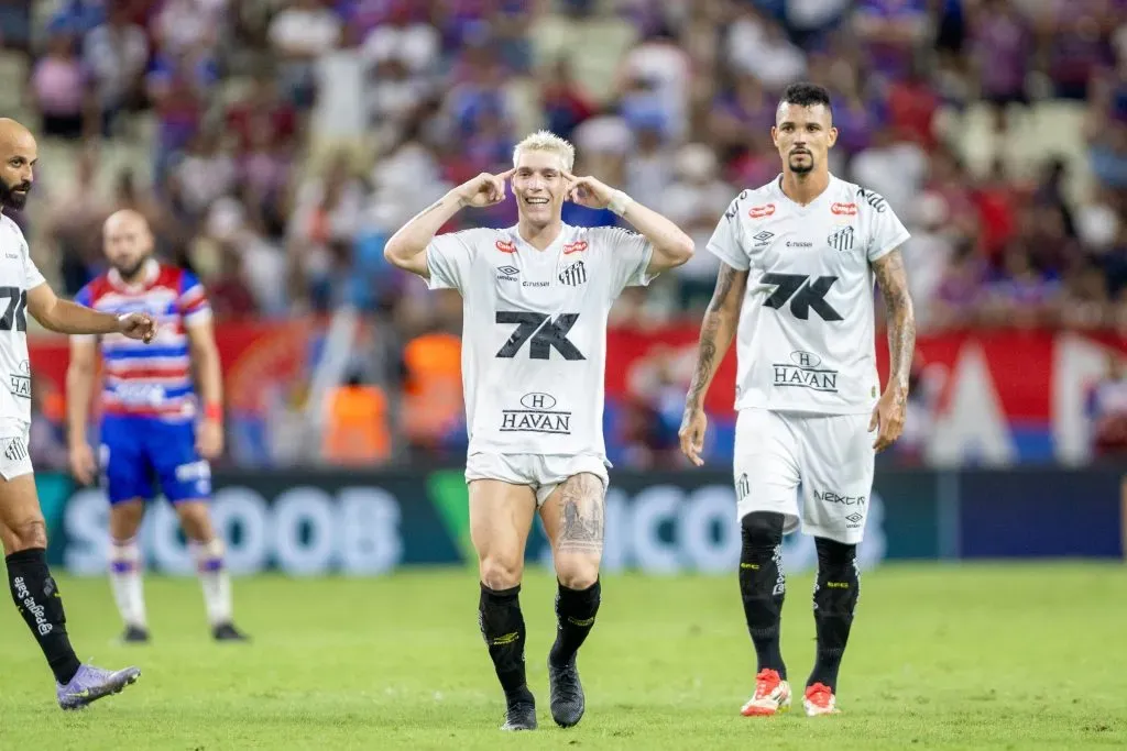 Rolheiser, jogador do Santos, comemora seu gol durante partida contra o Fortaleza no estadio Arena Castelao pelo campeonato Brasileiro A 2025. Foto: Baggio Rodrigues/AGIF