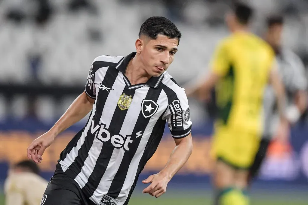 Savarino jogador do Botafogo comemora seu gol durante partida contra o Mirassol. Foto: Thiago Ribeiro/AGIF