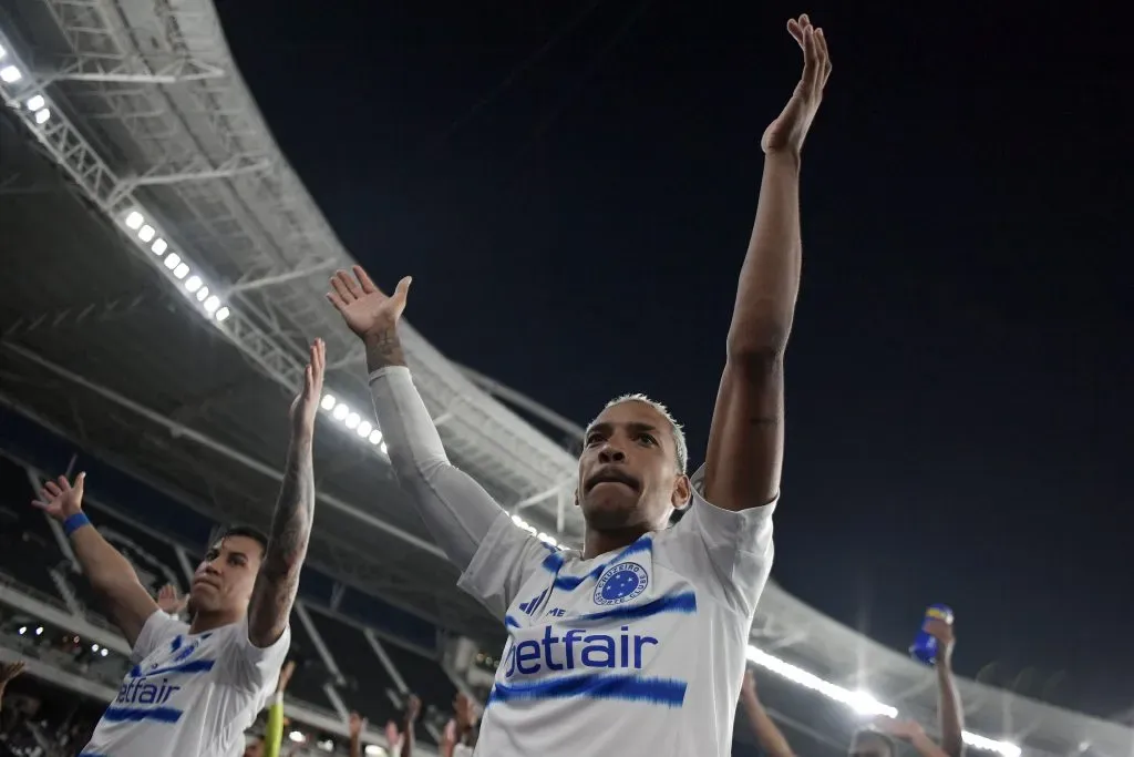 Matheus Pereira comemorando vitoria ao final da partida contra o Botafogo no estadio Engenhao pelo Brasileiro A 2025. Foto: Thiago Ribeiro/AGIF