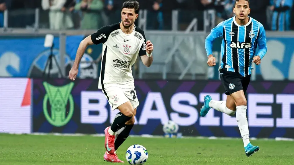 Hector Hernandez jogador do Corinthians durante partida contra o Gremio no estadio Arena do Gremio pelo campeonato Brasileiro A 2025. Foto: Maxi Franzoi/AGIF