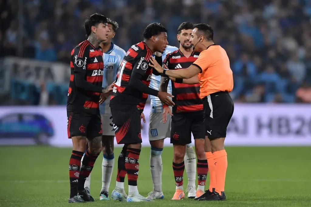 Gonzalo Plata sendo expulso em Racing x Flamengo. Foto: Marcelo Endelli/Getty Images)