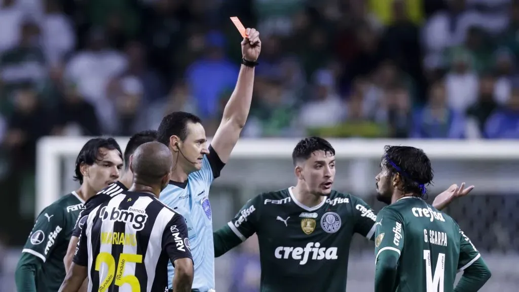 Foto: Alexandre Schneider/Getty Images – Juiz é pressionado antes de ‘decisão’ no Allianz Parque.