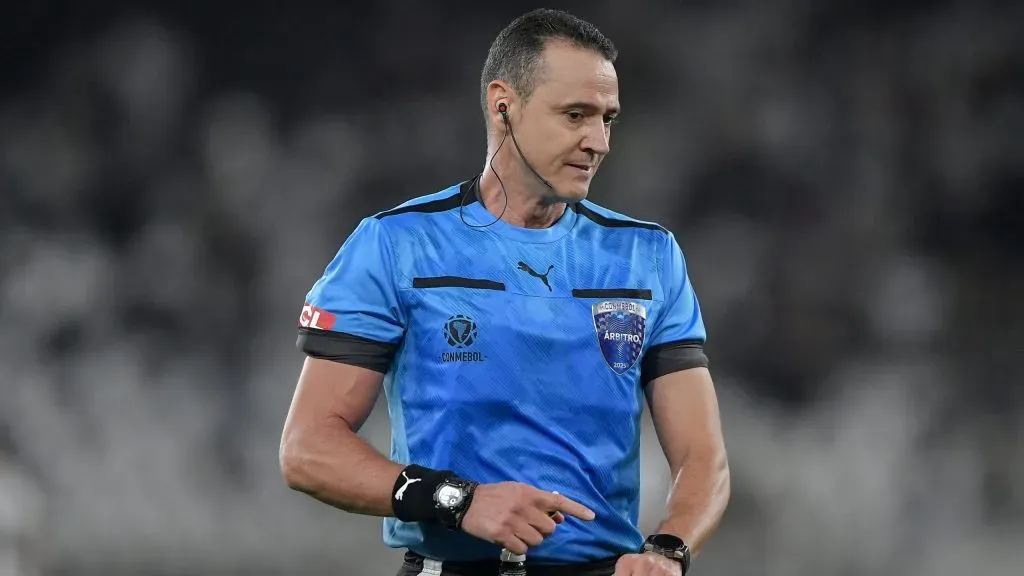RJ – RIO DE JANEIRO – 14/08/2025 – COPA LIBERTADORES 2025, BOTAFOGO X LDU – O arbitro Wilmar Roldan durante partida entre Botafogo e LDU no estadio Engenhao pelo campeonato Copa Libertadores 2025. Foto: Thiago Ribeiro/AGIF