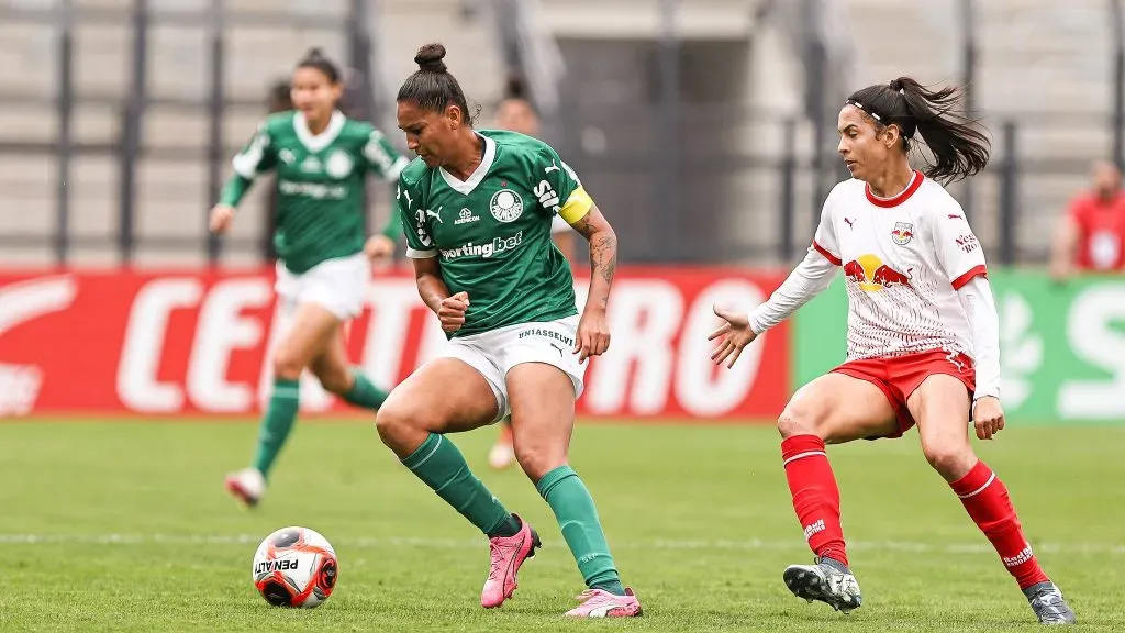 Jogadoras do Bragantino e Palmeiras em campo