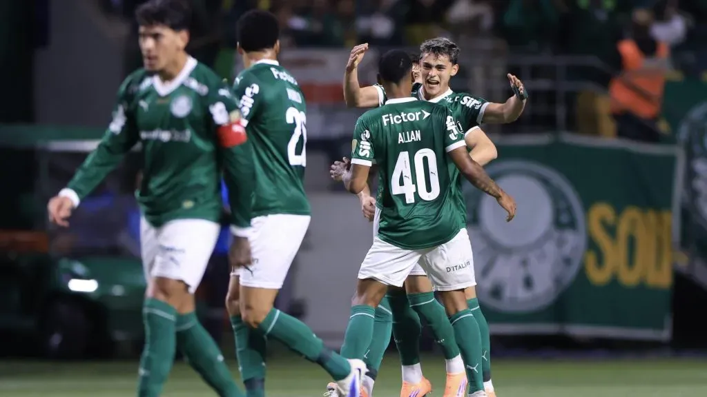 SP – SAO PAULO – 30/10/2025 – COPA LIBERTADORES 2025, PALMEIRAS X LDU – Sosa jogador do Palmeiras comemora seu gol com jogadores do seu time durante partida contra o LDU no estadio Arena Allianz Parque pelo campeonato Copa Libertadores 2025. Foto: Marcello Zambrana/AGIF