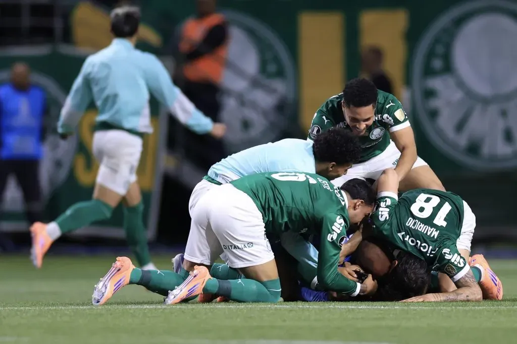 Jogadores do Palmeiras comemoram vitoria ao final da partida contra o LDU no estadio Arena Allianz Parque pelo campeonato Copa Libertadores 2025. Foto: Marcello Zambrana/AGIF