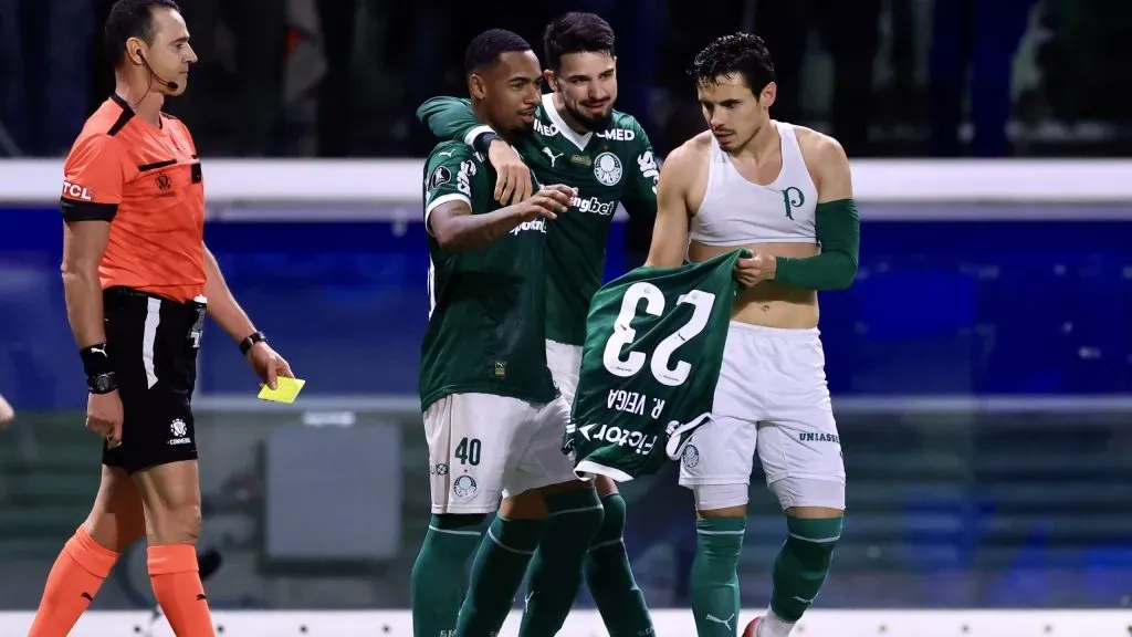Raphael Veiga, jogador do Palmeiras, comemora seu gol com jogadores do seu time durante partida contra o LDU no estadio Arena Allianz Parque pelo campeonato Copa Libertadores 2025. Foto: Marcello Zambrana/AGIF