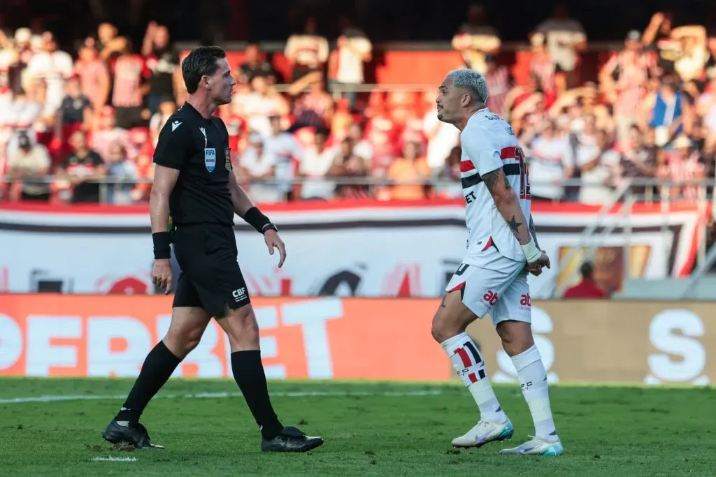 Luciano, jogador do Sao Paulo, reclama com a arbitragem durante partida contra o Palmeiras no estadio Morumbi pelo campeonato Brasileiro A 2025. Foto: Marcello Zambrana/AGIF